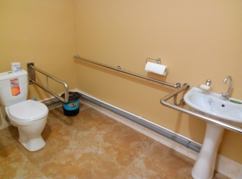 Туалетная комната, оборудованная поручнями