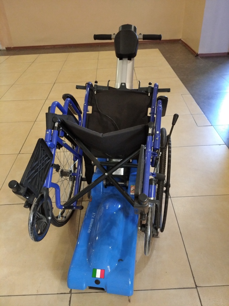 Подъемник лестничный гусеничный в комплексе с креслом-коляской: изображение третье