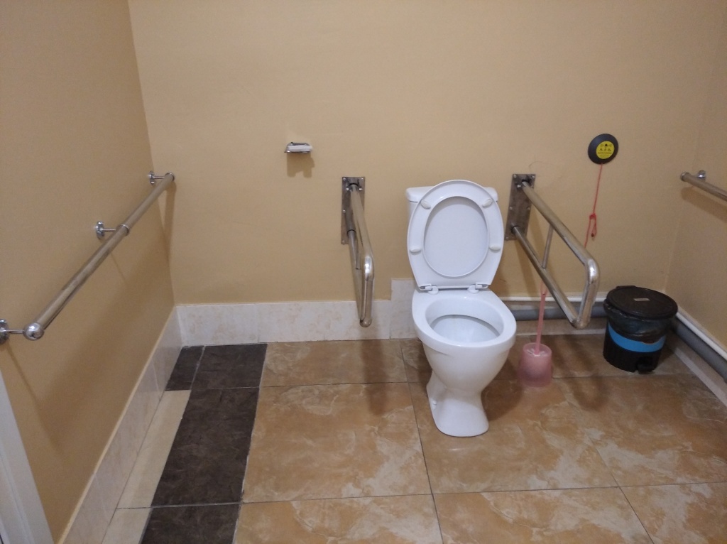 Туалетная комната с поручнями и кнопкой вызова